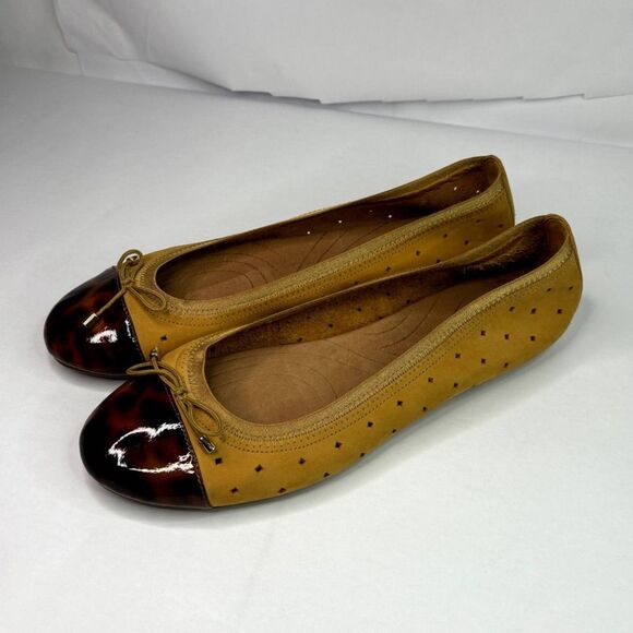 Clarks Tan and Brown Flats - Picture 6 of 9